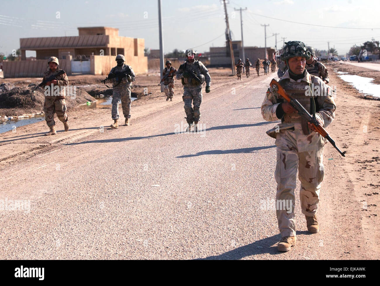 Le Khuddur army.mil Abbas du 3e Bataillon, 4e Brigade, 6e Division de l'armée irakienne, des patrouilles dans les rues de Mahmudiyah, l'Iraq, le 19 février avec les soldats du bataillon sur leur dernière patrouille à pied au cours de la Cours de chefs guerriers pour les nouveaux sous-officiers. Soldats de la 2e Bataillon, 15e Régiment d'artillerie, 2e Brigade Combat Team, 10e Division de Montagne Light Infantry transition militaire équipe a travaillé avec les soldats pendant le cours pour aider à enseigner les compétences de leadership et de soldat. La CPS. Chris McCann, 2e, 10e PAO BCT Mtn. Div. LI Banque D'Images