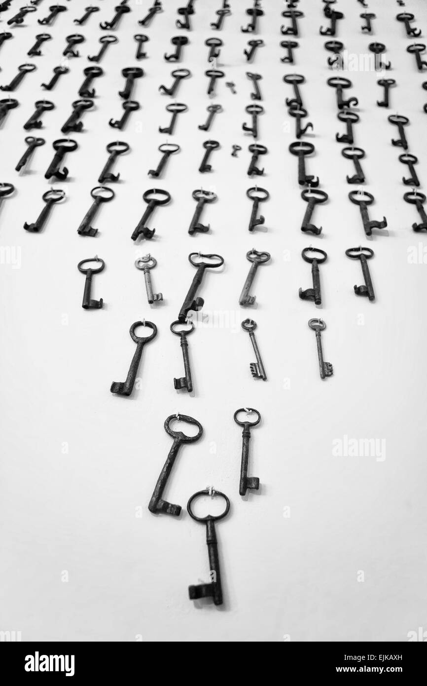 Old rusty keys accroché sur un mur blanc par des clous, Caceres, Espagne Banque D'Images