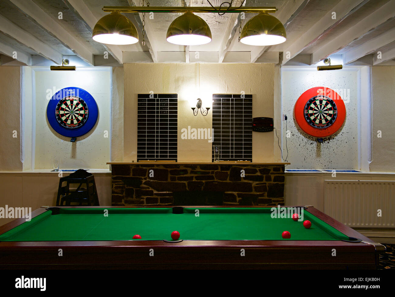 Jeux de fléchettes et table de billard en pub, England, UK Banque D'Images