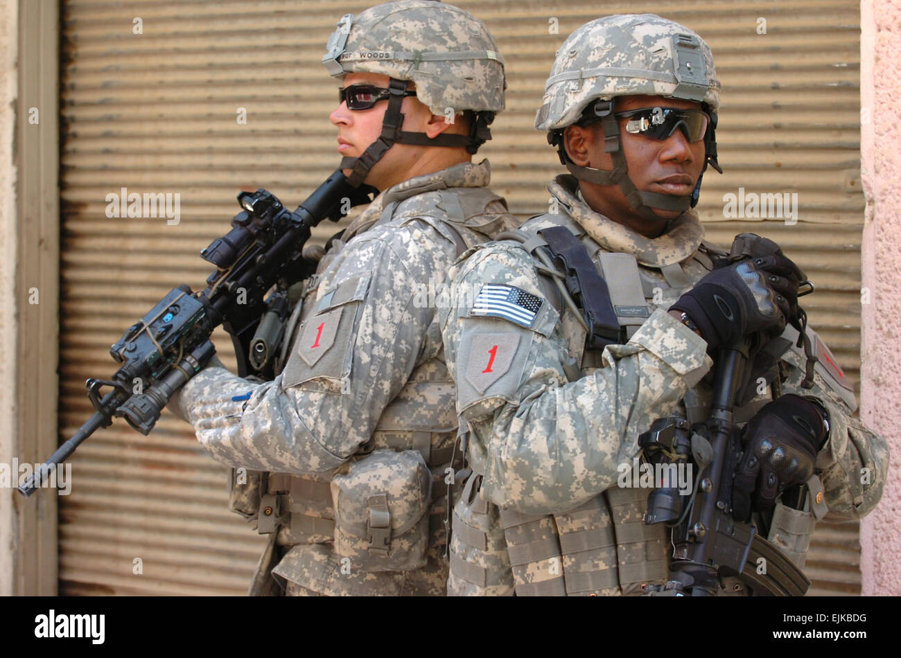 Les soldats de l'armée américaine avec la 4e Brigade, 1re Division d'infanterie montent la garde à un marché d'Al Doura à Bagdad, l'Iraq, le 5 avril 2007, d'assurer la sécurité de Ryan Crocker, ambassadeur des États-Unis en Irak. Le Sgt. Curt Cashour Banque D'Images