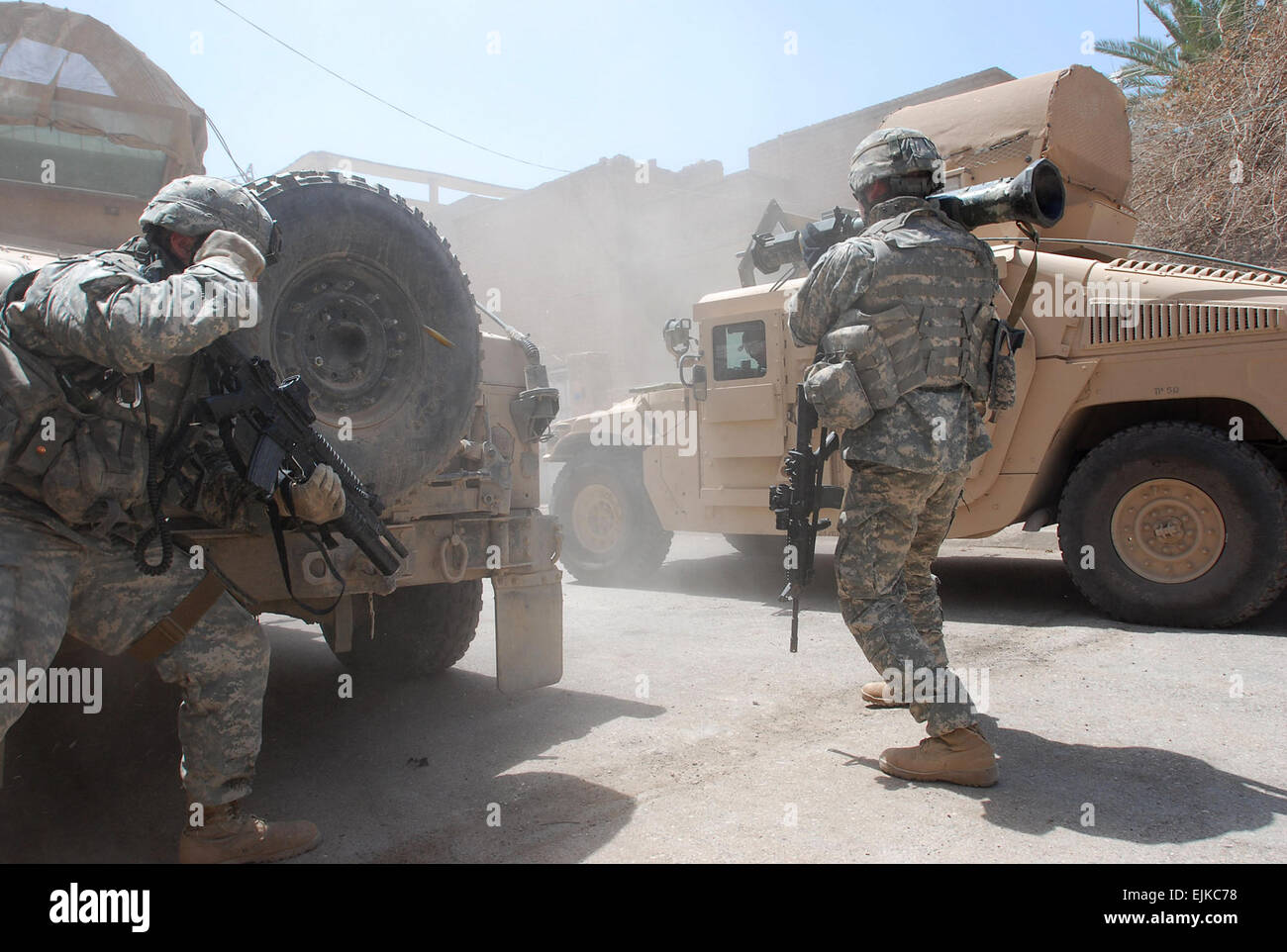 070616-A-5406P-020.JPG - Sgt. Jake Richardson l., de Saint Johns (Arizona), se met à couvert comme le s.. Michael Mullahy, de Batavia, Illinois se prépare à un incendie à4 Rocket Launcher à une position d'insurgés au cours d'une fusillade à Bagdad, quartier Adhamiyah 16 juin que s'est terminée par un mort et trois rebelles capturés. Richardon et Mullahy sont avec la Compagnie Charlie, 1er Bataillon, 26e Régiment d'infanterie, basé à Schweinfurt, en Allemagne. Le Sgt. Mike Pryor, 2e BCT, 82nd Airborne Division des affaires publiques Banque D'Images