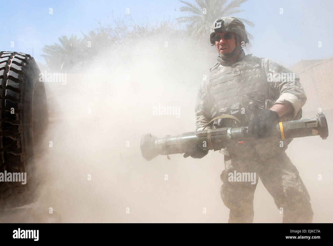 070616-A-5406P-002.JPG - un nuage de fumée et de poussière d'enveloppes Le s.. Michael Mullahy, de Batavia, Illinois) secondes après qu'il a tiré une fusée à4 à une position d'insurgés au cours d'une fusillade à Bagdad, quartier Adhamiyah 16 juin que s'est terminée par un mort et trois rebelles capturés. Mullahy est un chef d'équipe avec la Compagnie Charlie, 1er Bataillon, 26e Régiment d'infanterie. Le Sgt. Mike Pryor, 2e BCT, 82nd Airborne Division des affaires publiques Banque D'Images