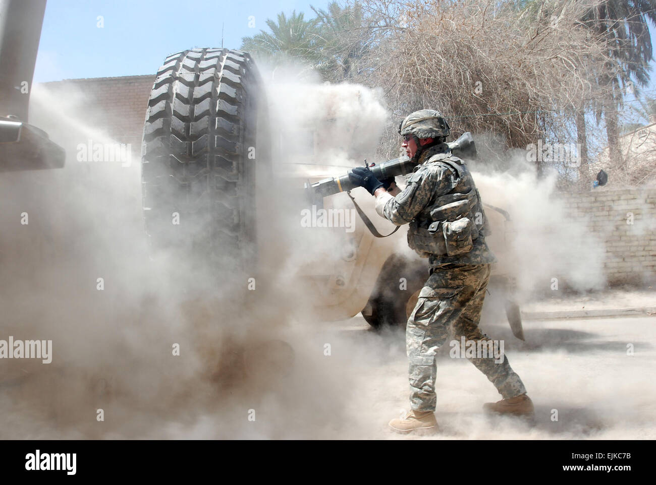 070616-A-5406P-001.JPG - un nuage de fumée et de poussière d'enveloppes Le s.. Michael Mullahy, de Batavia, Illinois) secondes après qu'il a tiré une fusée à4 à une position d'insurgés au cours d'une fusillade à Bagdad, quartier Adhamiyah 16 juin que s'est terminée par un mort et trois rebelles capturés. Mullahy est un chef d'équipe avec la Compagnie Charlie, 1er Bataillon, 26e Régiment d'infanterie. Le Sgt. Mike Pryor, 2e BCT, 82nd Airborne Division des affaires publiques Banque D'Images