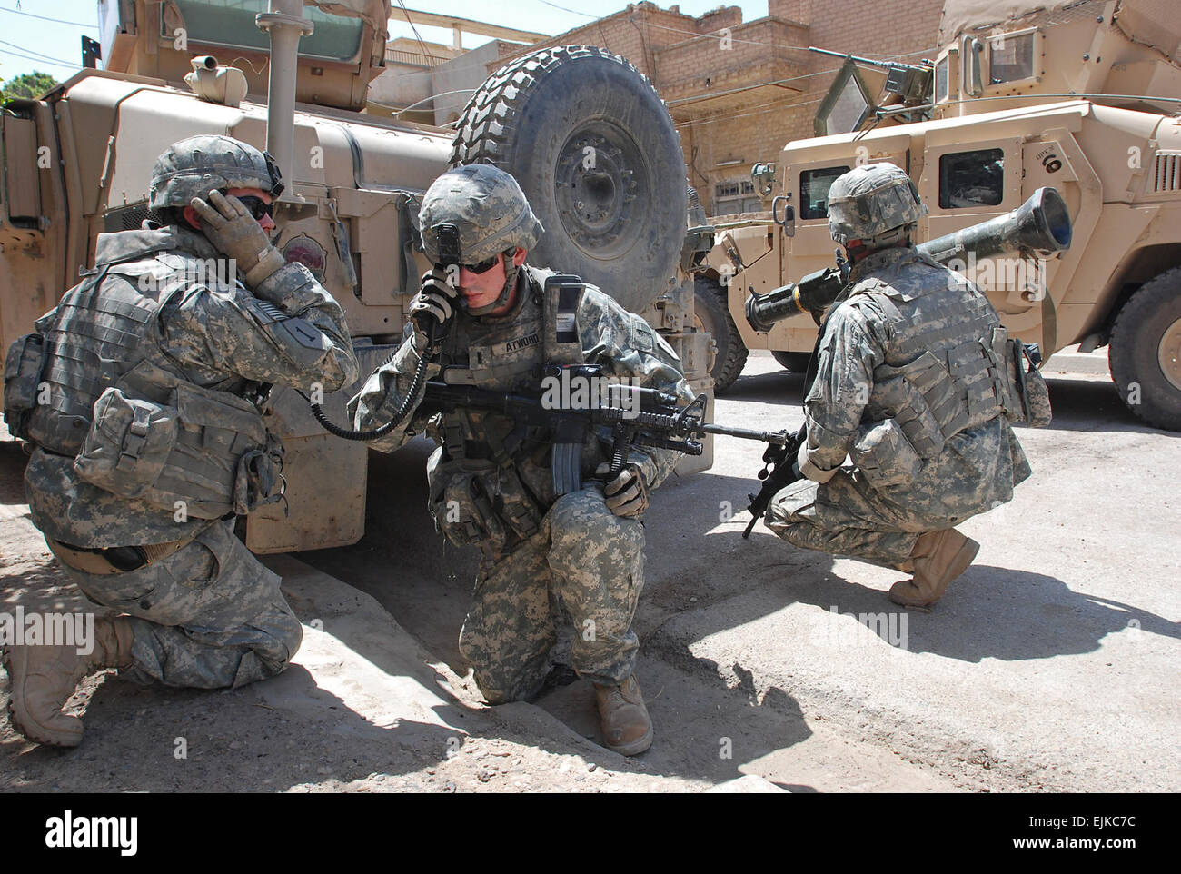 070616-A-5406P-003.JPG - de gauche Le Sgt. Jake Richardson, de Saint Johns (Arizona), 1er lieutenant Travis Atwood, d'Abilene, Texas et le sergent. Michael Mullahy, de Batavia, Illinois se couvrir tout en Mullahy se prépare à un incendie à4 Rocket Launcher à une position d'insurgés au cours d'une fusillade à Bagdad, quartier Adhamiyah 16 juin que s'est terminée par un mort et trois rebelles capturés. Les trois soldats sont avec la Compagnie Charlie, 1er Bataillon, 26e Régiment d'infanterie, basé à Schweinfurt, en Allemagne. Le Sgt. Mike Pryor, 2e BCT, 82nd Airborne Division des affaires publiques Banque D'Images