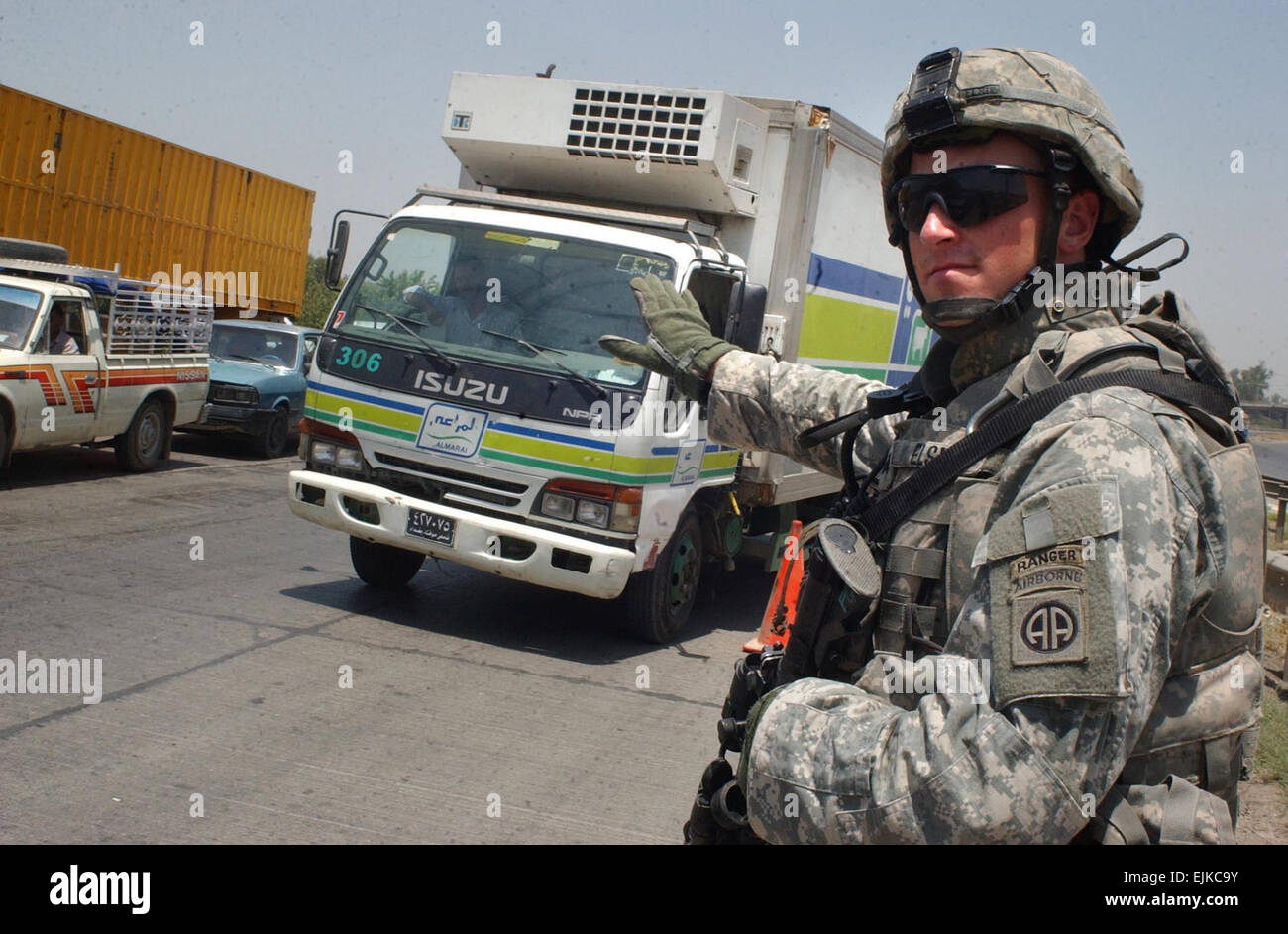 Un parachutiste de l'armée américaine avec 2e Bataillon, 319e Régiment d'artillerie de l'air, 82e Division aéroportée interrompt la circulation durant un point de contrôle de la circulation, de l'Iraq, Adhamiya en 19 juin 2007. Le Sgt. Jeffrey Alexander Banque D'Images