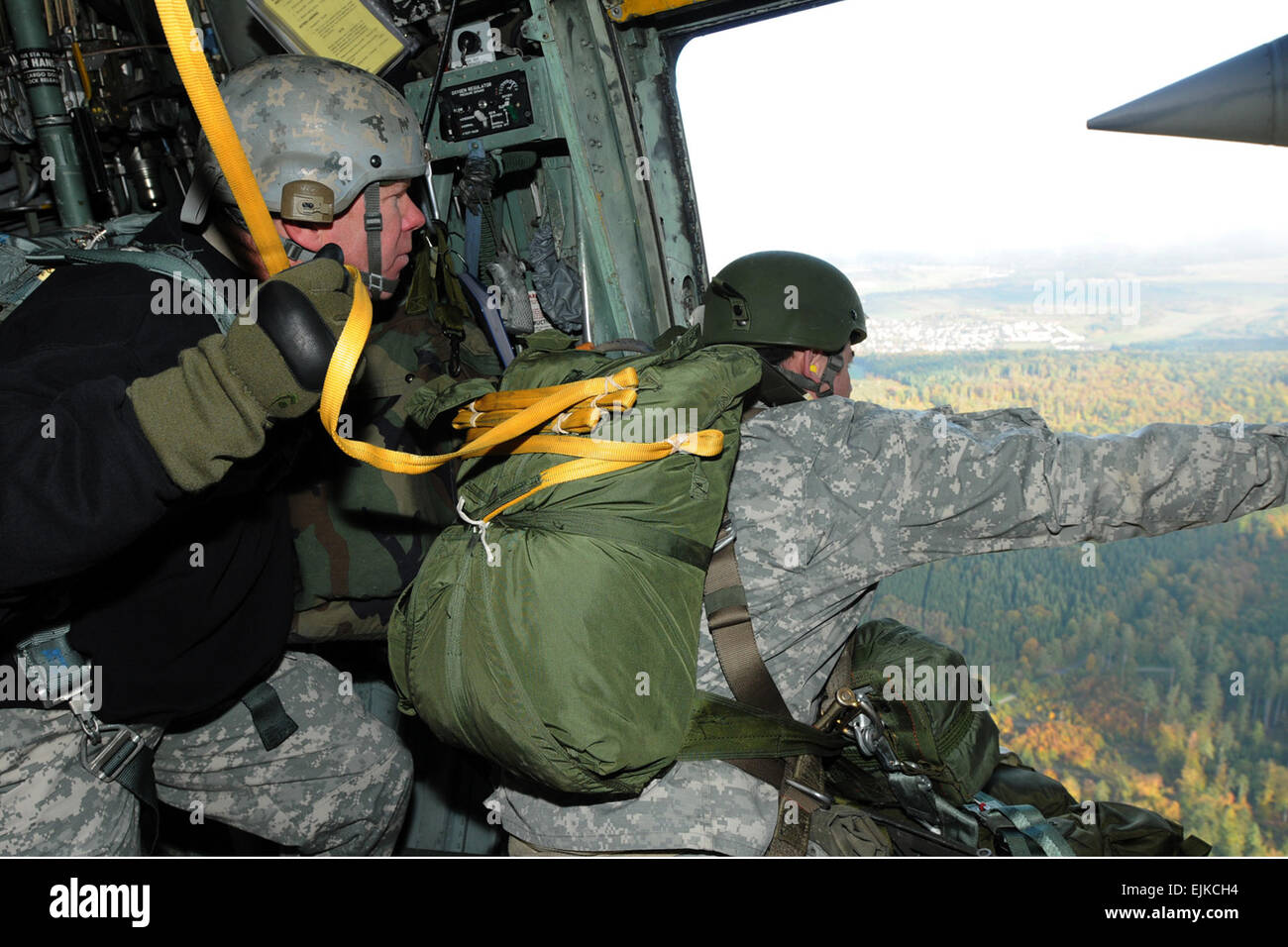 Un instructeur de l'armée américaine équipe mobile de formation de parachutisme observe qu'un candidat effectue un travail pratique de saut dans un aéronef dans le cadre d'exigences de cours. Le 10e Groupe des Forces spéciales MTT aéroporté venaient de Fort Carson, Colorado, pour mener le cours de deux semaines à Stuttgart, en Allemagne, pour les Forces spéciales et les soldats qualifiés. Special Ops soldats gagner titre convoité de 'Jumpmaster' /-news/2009/10/23/29258-an-de-la-NCO-junior-sous-officiers-train-apprendre-à-guerrier-leader-cours/ Banque D'Images