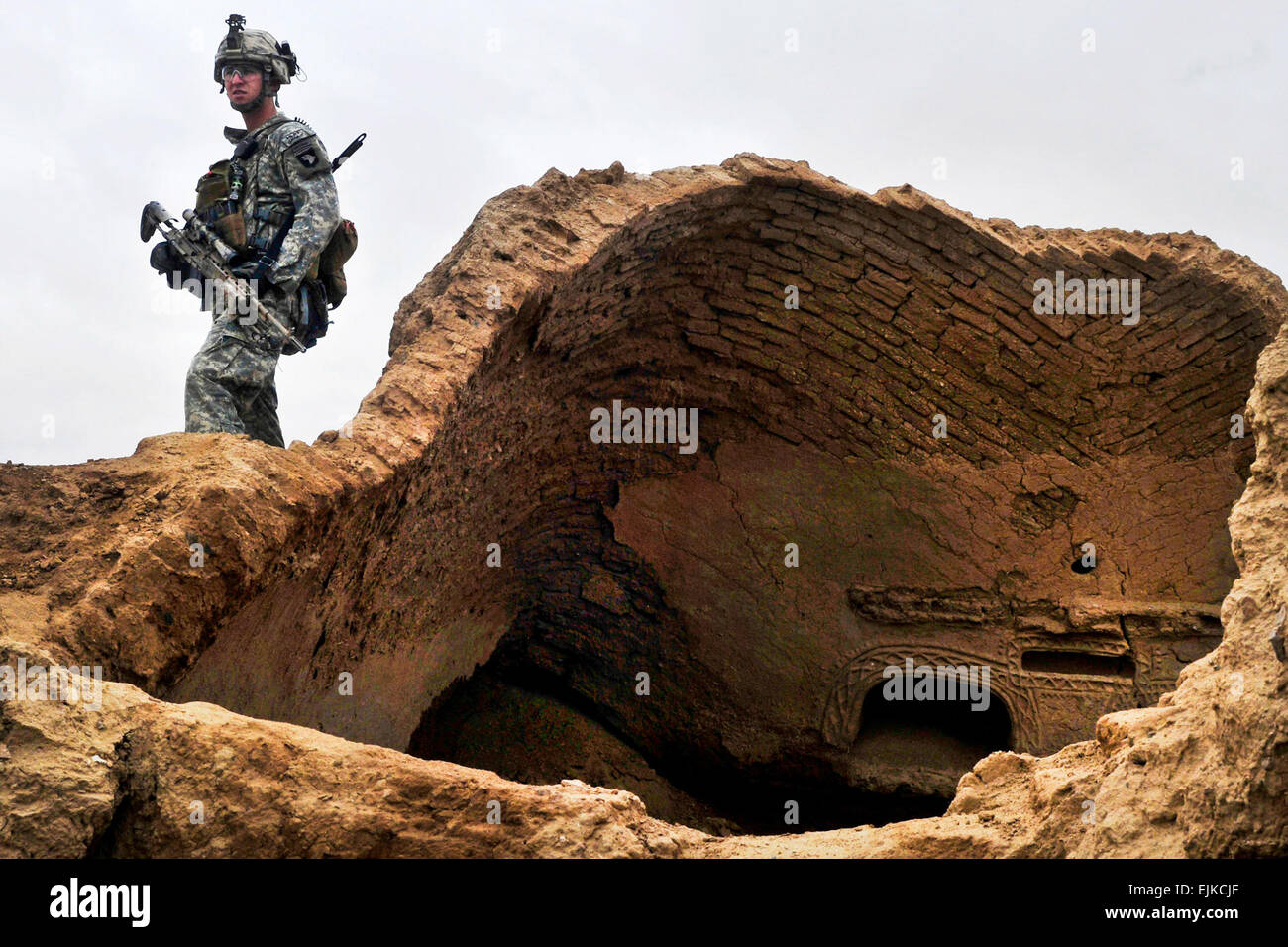 Le sergent de l'armée américaine. David Smitt maintient plus regarder lors d'une patrouille d'assaut aérien avec des soldats américains et britanniques d'artilleurs en Afghanistan dans la province de Kandahar, le 10 février 2011. Smitt est affecté à la 101e Brigade d'aviation de combat et les canonniers sont affectés à la Royal Air Force du 15e Régiment d'Escadron. Sadie Bleistein, de l'armée américaine. Lisez à propos de forces de coalition détenant la milice afghane ici -- /-news/2011/02/23/52246-coalition forces-deta... /-News/2011/02/23/52246-coalition forces-arrêter-afghan-militants/ Banque D'Images