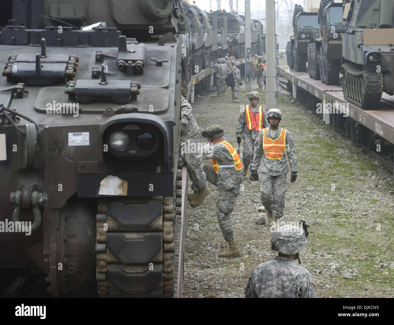 Les soldats de l'armée américaine de la 662nd contrôle des déplacements à l'équipe, 25e bataillon de transport, 501e Brigade de soutien observer l'arrivée de M109A6 Paladin obusiers automoteur via rail car au Camp Casey, de Corée du Sud, le 27 mars 2007. Les paladins seront utilisés pour soutenir l'accueil de l'exercice, la mise en scène, poursuivre leur migration, et d'intégration/Foal Eagle 2007. Spécialiste de la communication de masse 1ère classe Daniel N. Woods Banque D'Images