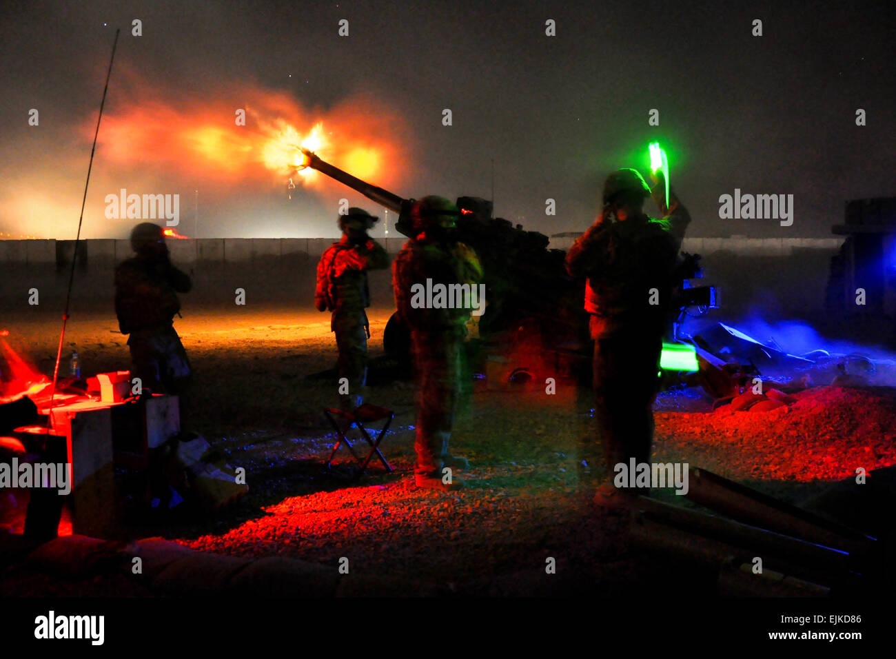 Un troisième peloton, Bravo batterie du bataillon automatique, 2e Bataillon, 8e Régiment d'artillerie, illuminé la nuit, province de Zabul par peloton d'éclairage à leur M777A2, 155 mm Howitzer à mouvements ennemi soupçonné de FOB Pasab, Zharay District, province de Zabul, Afghanistan, le 20 juillet 2011. Le Sgt. Christopher McCann Banque D'Images