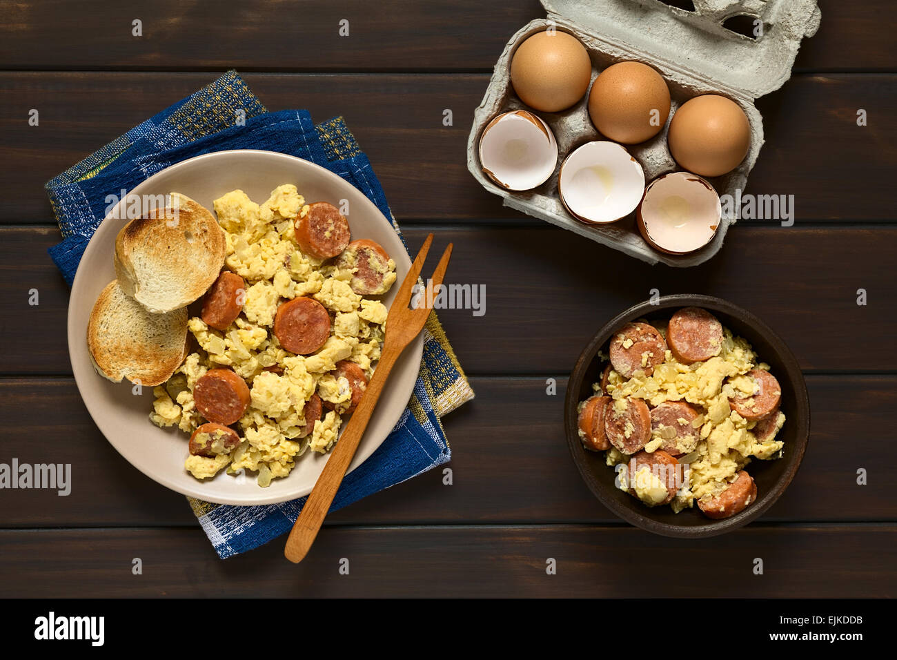 Coup de frais généraux d'œufs brouillés au chorizo et faites des tranches d'oignons sur la plaque avec des tranches de pain baguette grillées Banque D'Images