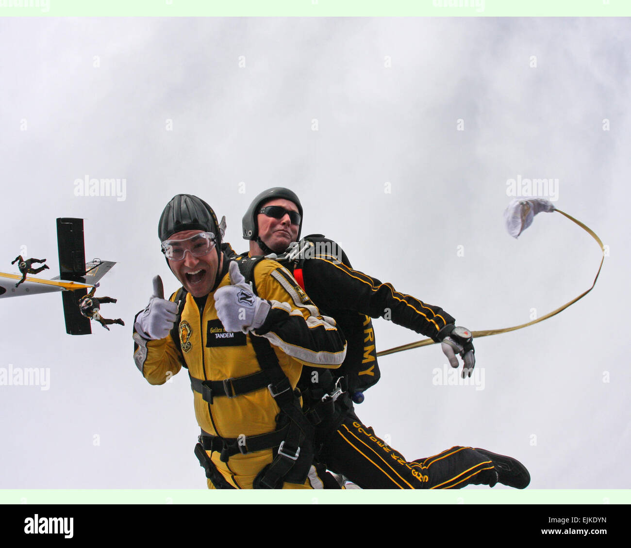 Sgs Joe Jones, de l'armée américaine l'Équipe de parachutistes des emplacements la drogue qu'il prend pour un SSG Salvatore Giunta 14 000 ft saut en tandem sur l'Aérodrome de Stinson, San Antonio au Texas. SGM Stephen Young et LTC Joe Martin sont vus en plongée juste derrière. Jared SSG de Zell. En savoir plus sur les chevaliers d'or ici : armygk.com/ armygk.com/ Banque D'Images