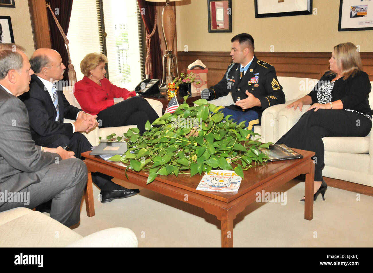 Le Sgt. 1re classe A. Leroy Petry, 75e régiment de Rangers, récipiendaire de la médaille d'honneur s'engage dans une conversation avec le gouverneur Christine Gregoire lors de sa visite à son bureau à Olympie, le 20 juillet.  : Sgt. David N. Russell, 1SFG UN Affaires Publiques Banque D'Images