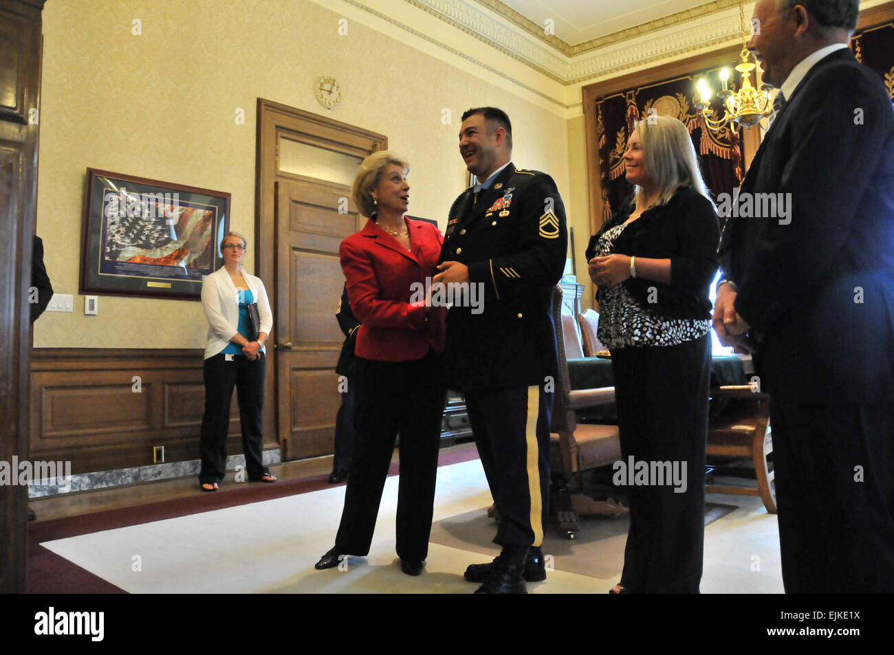 Christine Gregoire, Gouverneur de l'État de Washington donne le Sgt. 1re classe A. Leroy Petry, 75e régiment de Rangers, récipiendaire de la médaille d'honneur d'une visite détaillée de son bureau au cours de sa visite à l'Olympia, le 20 juillet.  : Sgt. David N. Russell, 1SFG UN Affaires Publiques Banque D'Images