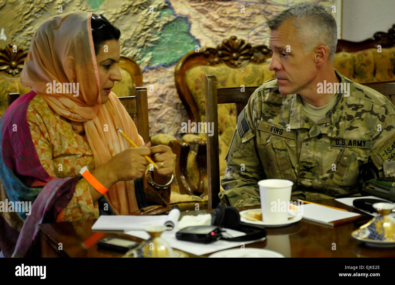 Le colonel de l'armée américaine Daniel King, l'ISAF Joint Command, Chef, Bureau des affaires publiques, à l'écoute des préoccupations des médias afghans un député au cours d'une discussion lors d'une commande régionale conférence de presse est organisée le 20 septembre. Banque D'Images