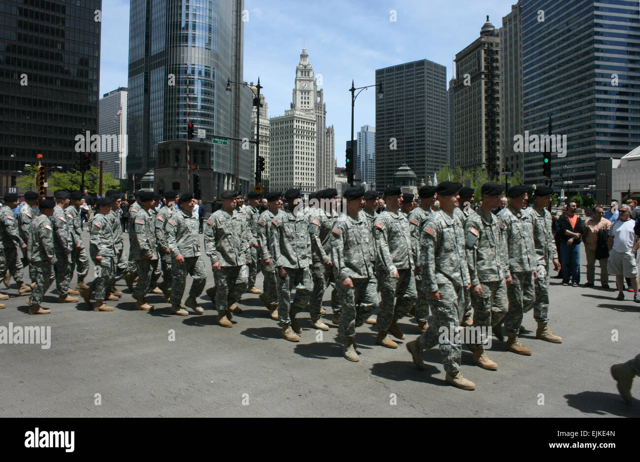 Membres de la 1ère Division d'infanterie de l'armée américaine mars dans la ville de Chicago's Memorial Day Parade le Samedi, 24 mai 2008, Chris Gray-Garcia Banque D'Images