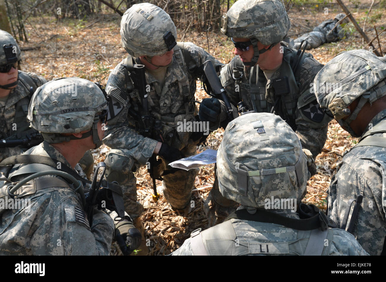 2e lieutenant Jake Bunch, chef de section du 2e Bataillon, 9e Régiment d'infanterie, 1st Armored Brigade Combat Team, 2e Division d'infanterie, des mémoires sur le plan de son peloton pendant un exercice de tir réel de peloton le 15 février 2013, à l'exercice annuel d'or Cobra dans Dan Ban Lan Hoi, Royaume de Thaïlande. Le capitaine Lindsey aîné, 1ère ABCT PAO Banque D'Images