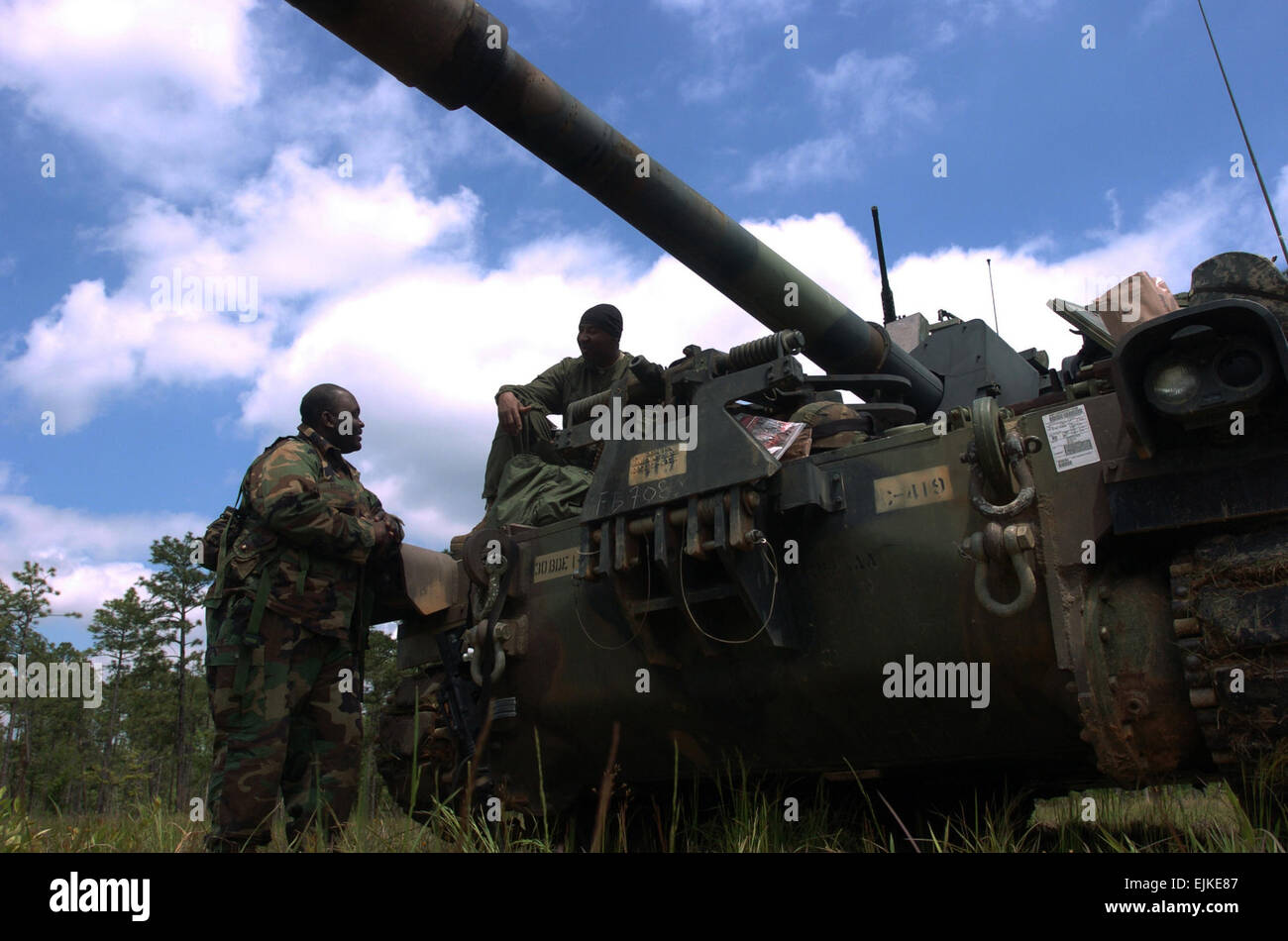 La CPS de l'armée américaine. Michael l'Élam et le Sgt. Reginald Herndon attendre à firea M109A6 Paladin Obusier automoteur au cours de formation annuelle au camp Shelby, Mississippi, le 18 avril 2007. Les soldats sont avec 1er Bataillon, 113e Régiment d'artillerie lourde, 30e Brigade Combat Team. Tech. Le Sgt. Brian E. Christiansen Banque D'Images