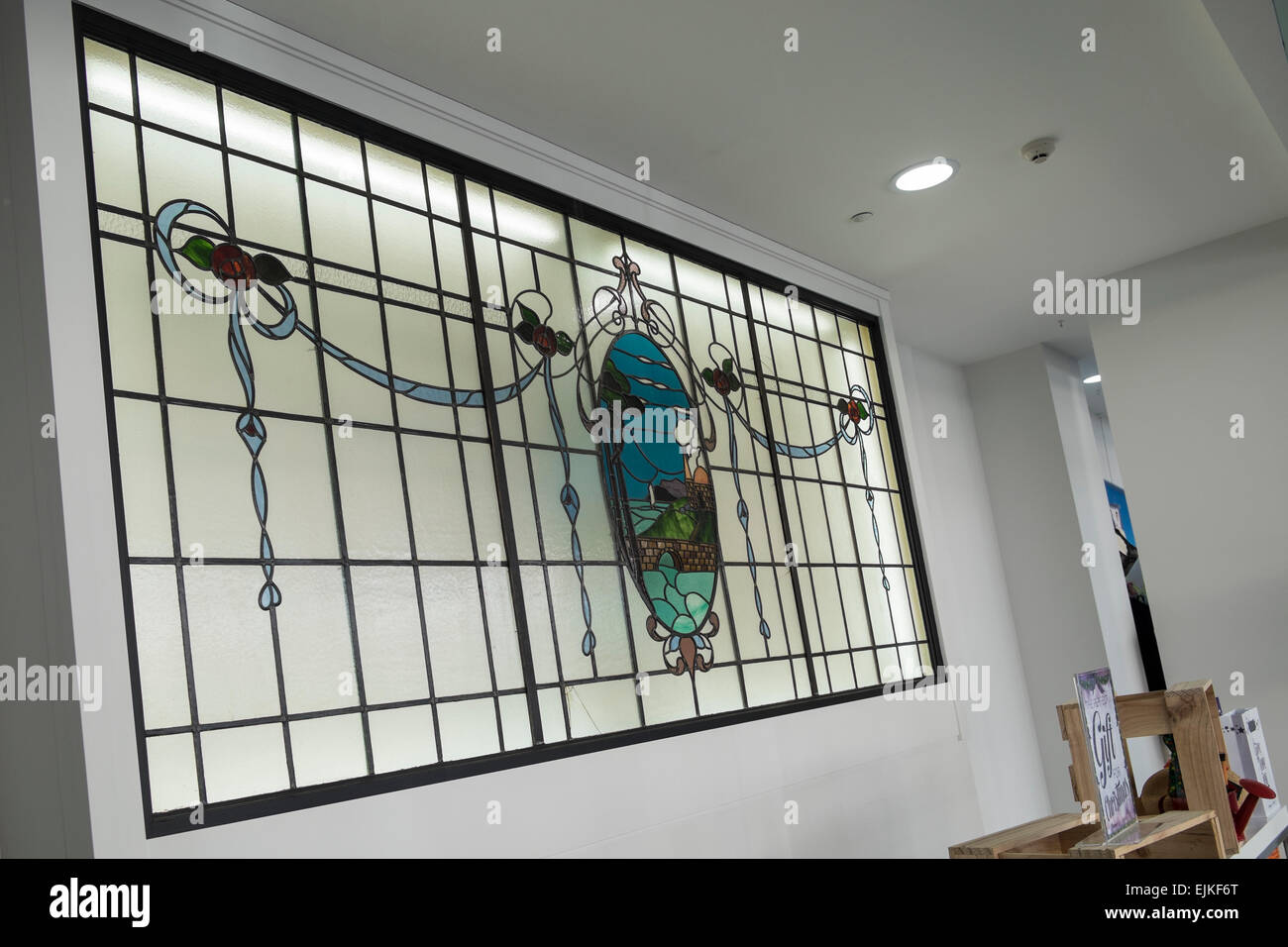 Vitraux Art déco leadlight exposé dans une vitrine, Napier, Nouvelle-Zélande. Banque D'Images
