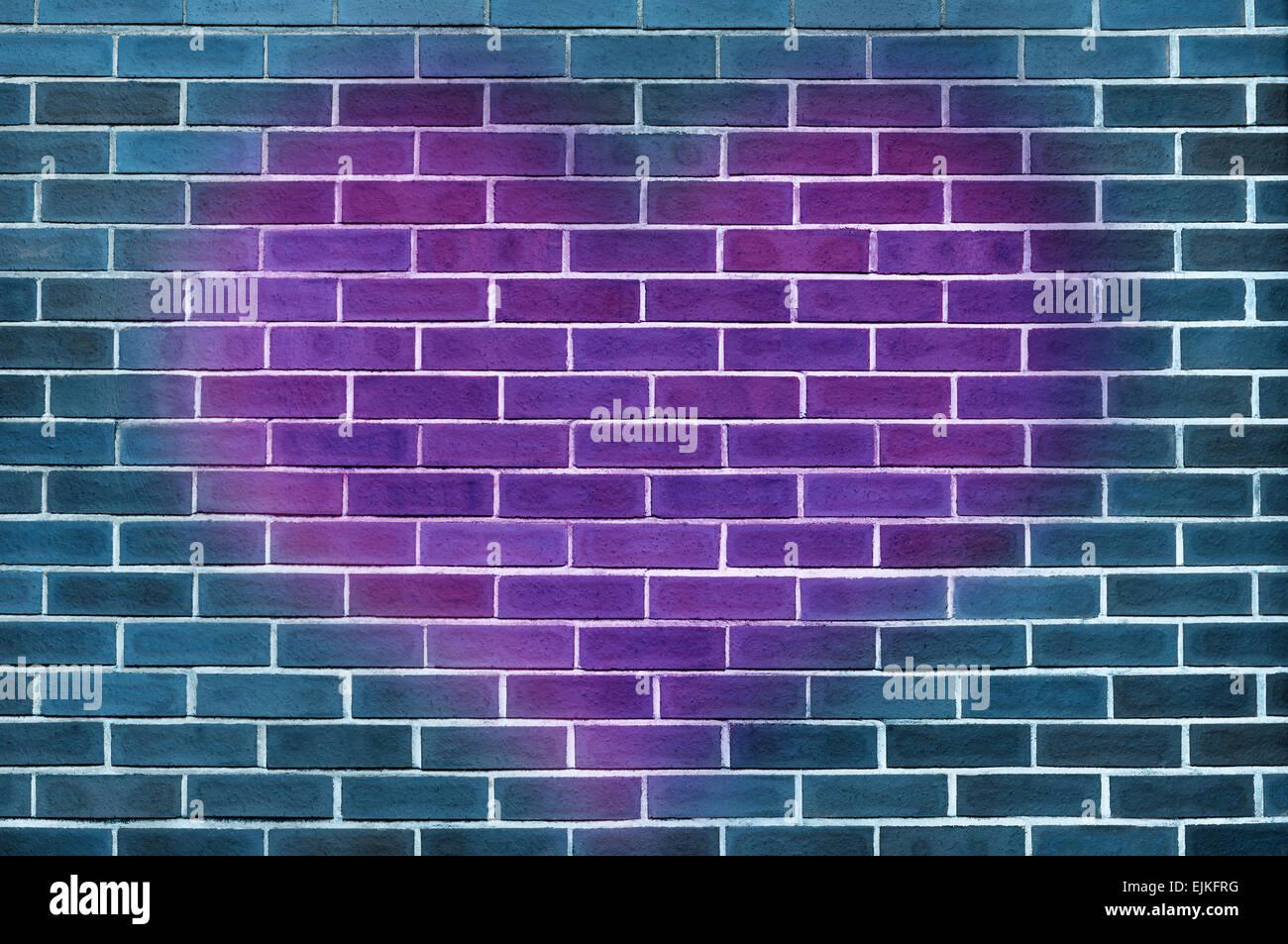 Single big purple heart sur un fond bleu brick wall Banque D'Images