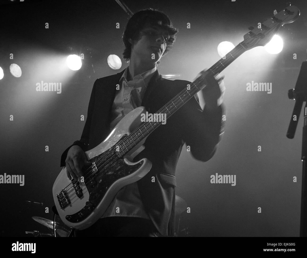 Le guitariste basse jouant dans un groupe à Brixton Academy, London, UK. Banque D'Images