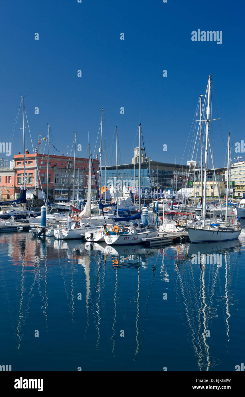 Les BATEAUX DE PÊCHE DANS LE PORT DE L'AVENIDA DA MARINA LA COROGNE Galice Espagne Banque D'Images