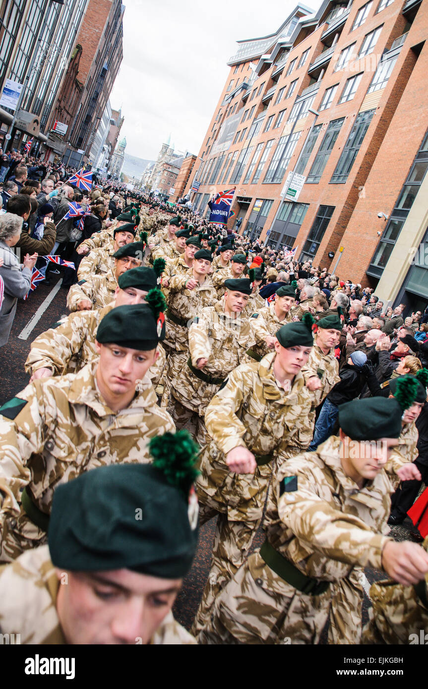 Royal Irish Regiment et l'armée territoriale Homecoming parade bienvenue à Belfast, où ils sont accueillis par des milliers de personnes Banque D'Images