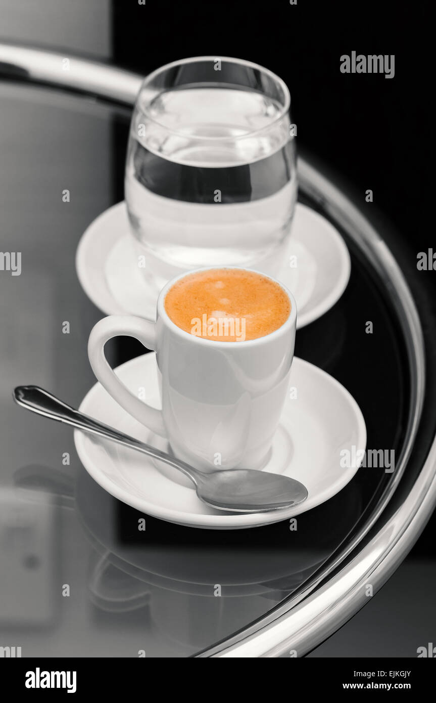 Café Espresso et verre d'eau sur la page tableau Banque D'Images Café Espresso et verre d'eau sur la page tableau Banque D'Images
