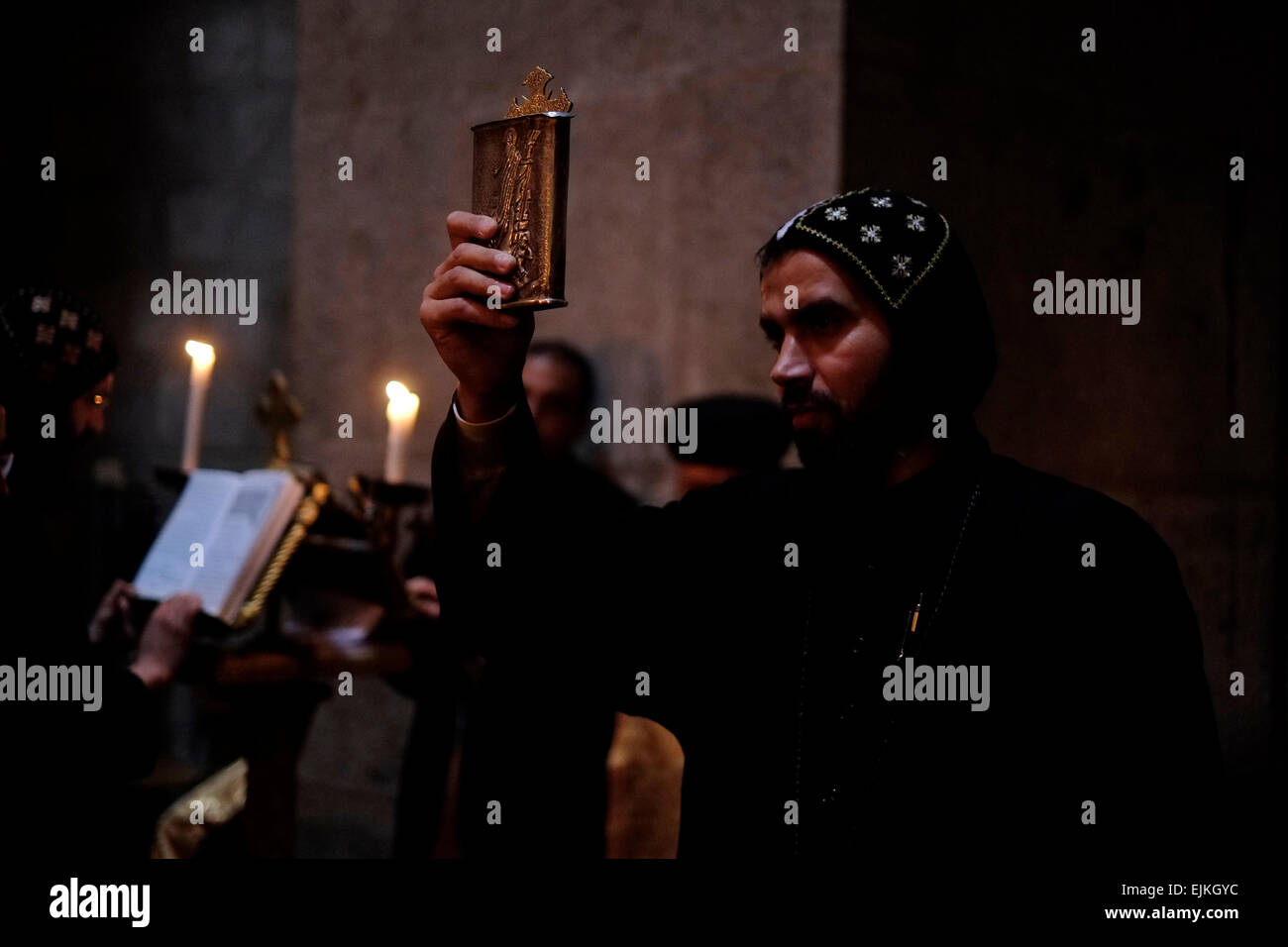 Les religieux orthodoxe copte tenir une session de prière dans l'église du Saint Sépulcre, dans la vieille ville de Jérusalem-Est Israël Banque D'Images