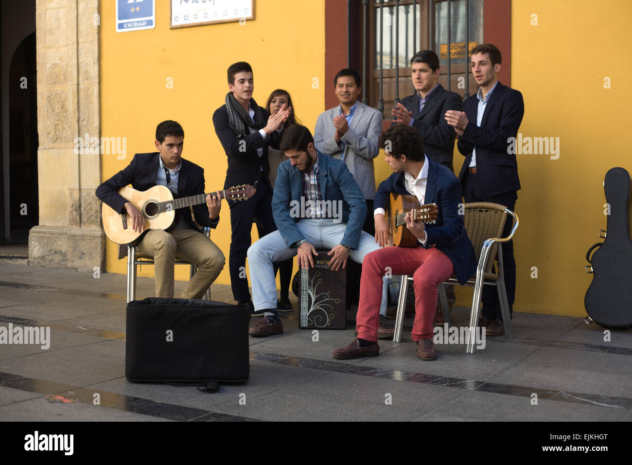 Cordoue, Espagne - 24 décembre 2014 - Les jeunes musiciens flamenco non identifiés dans la rue à Cordoba downton, Cordoba sur Décembre Banque D'Images