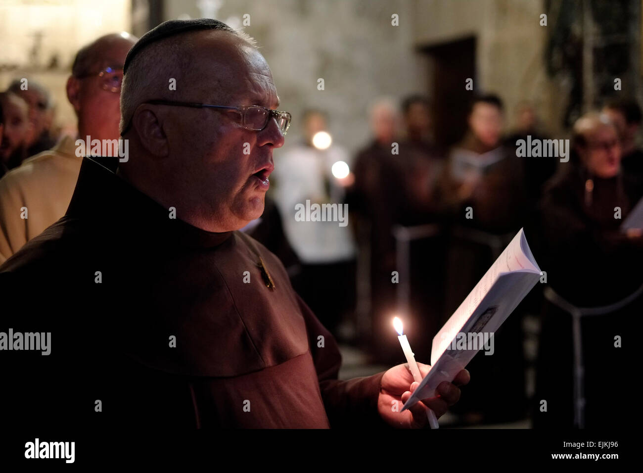 Des chants religieux franciscains à l'intérieur de l'église Saint-Sépulcre quartier chrétien Jérusalem-est Israël Banque D'Images