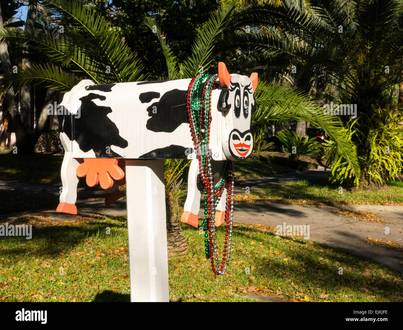 Vache peint à la main (Boîte aux lettres), Letterbox Accueil résidentielle de banlieue, Dunedin, FL, USA Banque D'Images