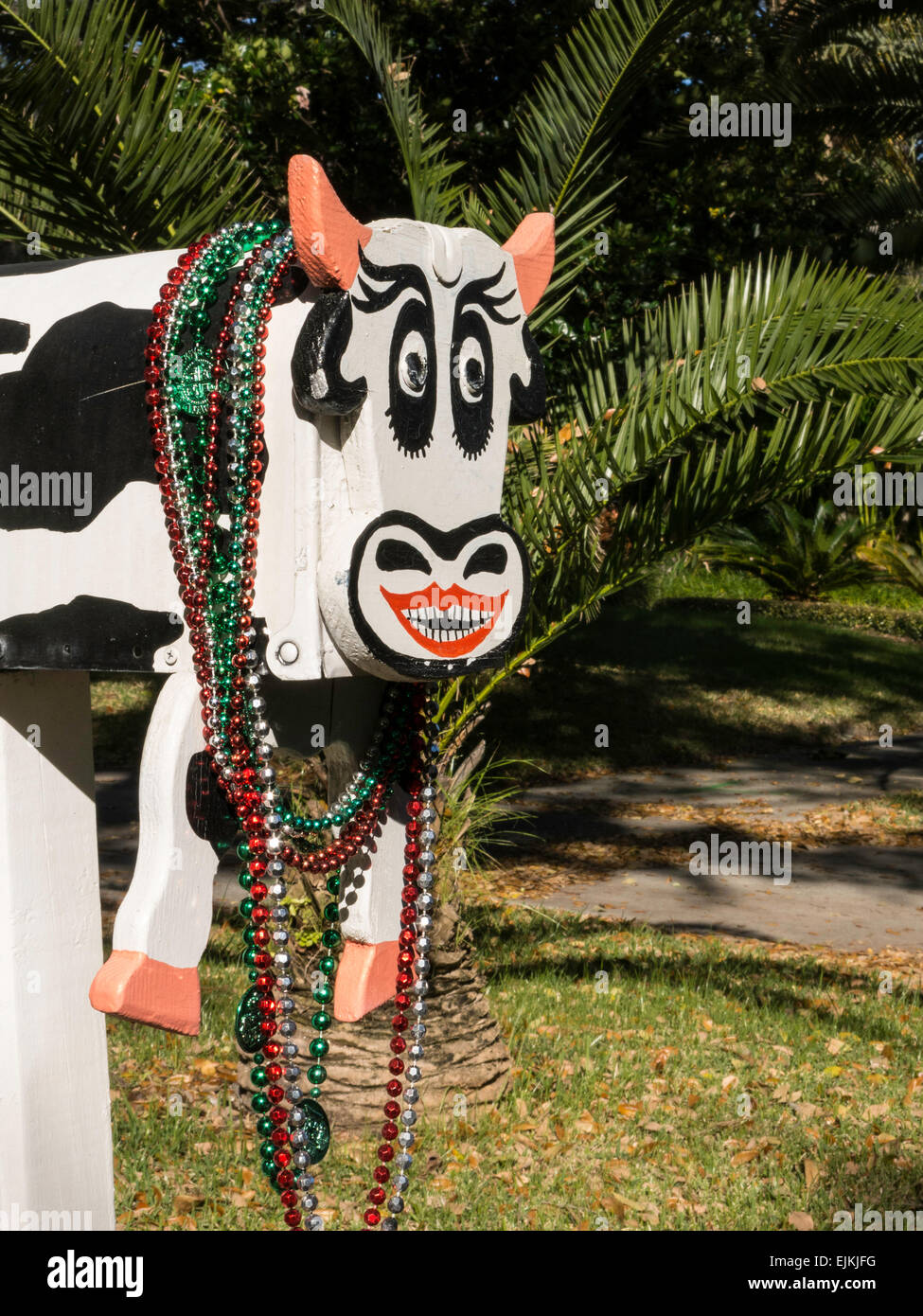 Vache peint à la main, boîte aux lettres Accueil résidentielle de banlieue, Dunedin, FL, USA Banque D'Images