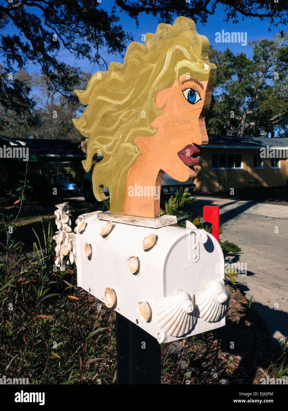 Mermaid peint à la main (Boîte aux lettres), Letterbox Accueil résidentielle de banlieue, Dunedin, FL, USA Banque D'Images