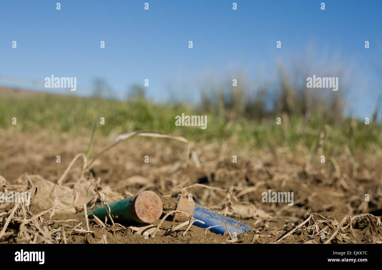 Cartouches de fusil rouillé a passé sur un pré-de-chaussée. C'est un mauvais comportement d'un grand nombre de chasseurs en Espagne Banque D'Images