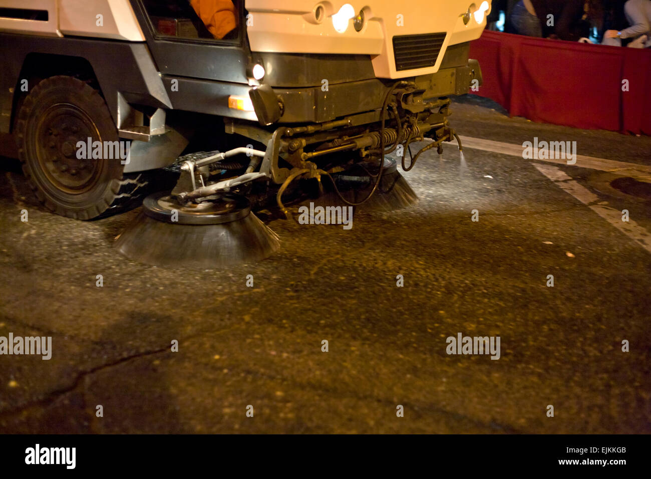 Détail d'une balayeuse machine de nettoyage de voiture la route avant un défilé Banque D'Images