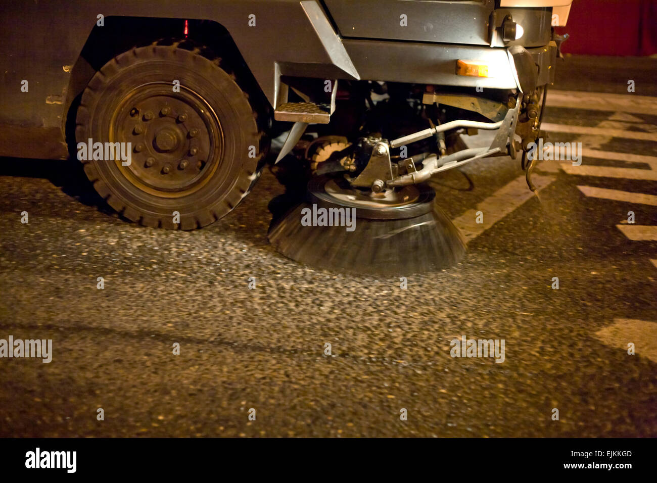Détail d'une balayeuse machine de nettoyage de voiture la route avant un défilé Banque D'Images