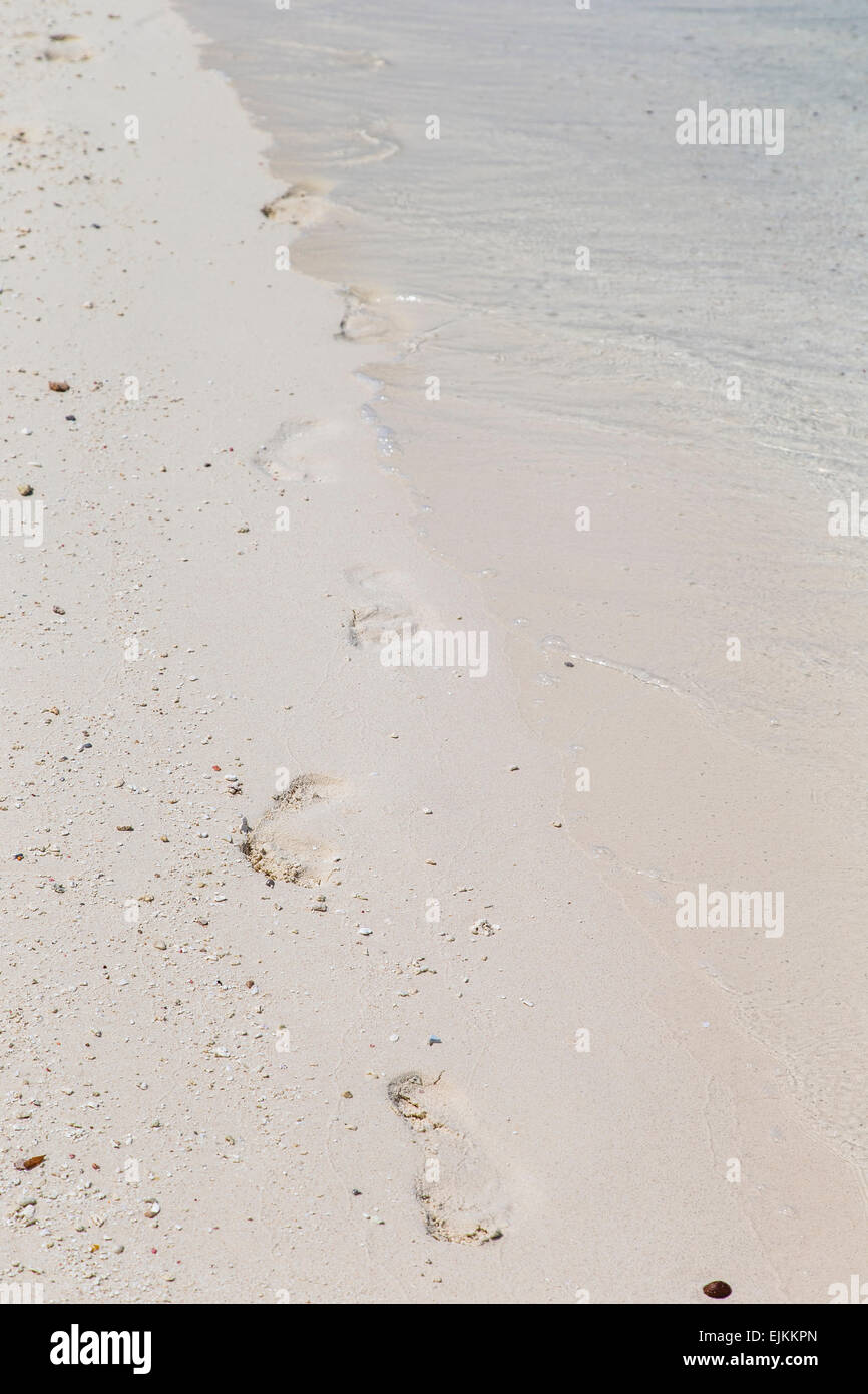 Empreintes de pieds dans le sable à Makunudu Island aux Maldives Banque D'Images