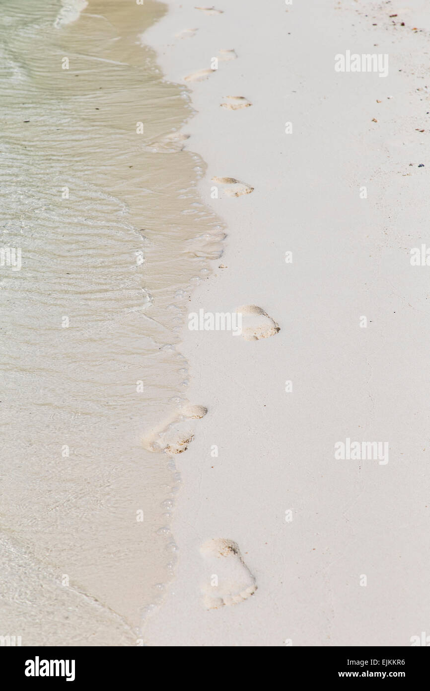 Empreintes de pieds dans le sable à Makunudu Island aux Maldives Banque D'Images