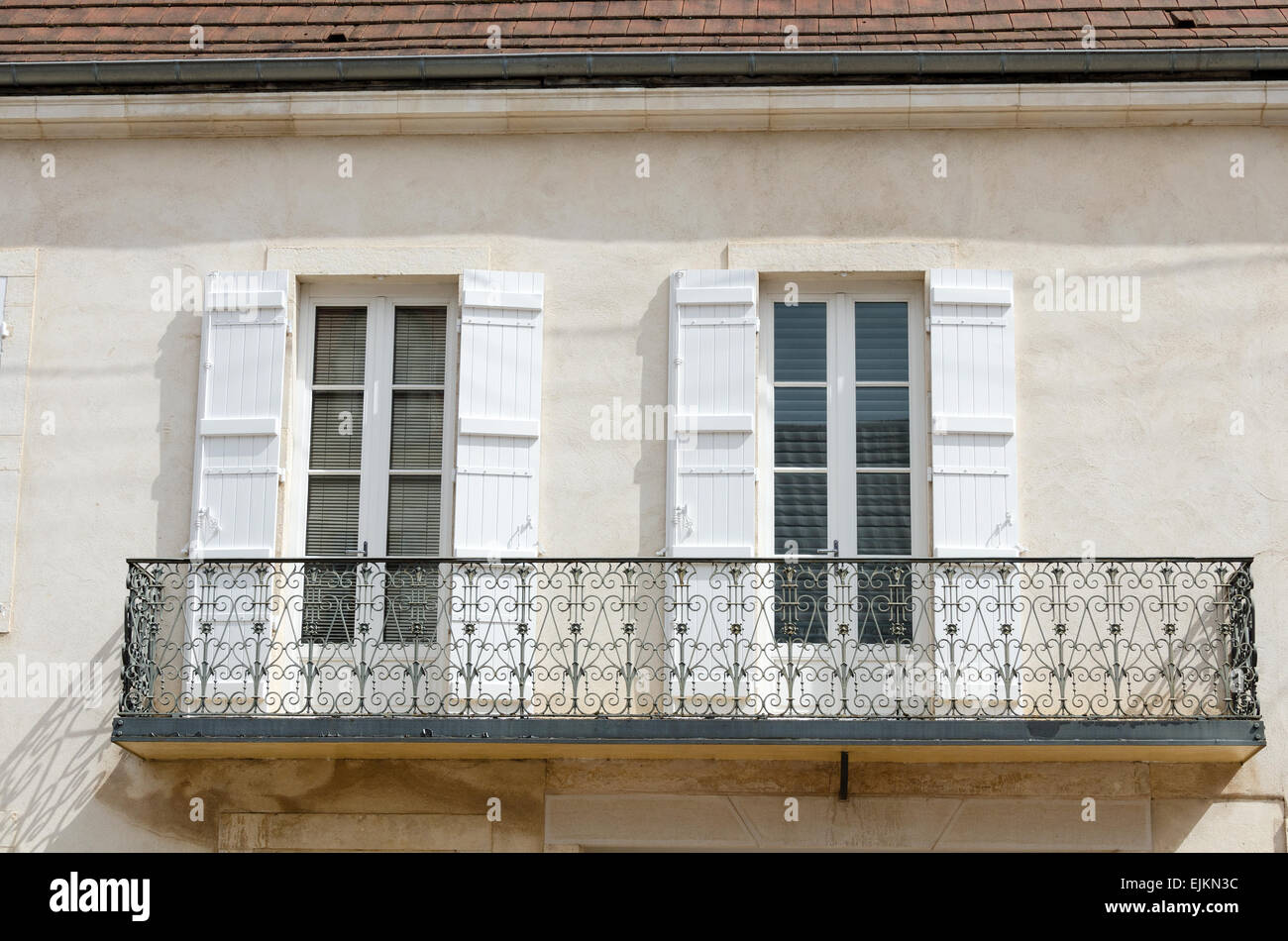Une fenêtre dans la pittoresque ville de Chagny, Saône et Loire, Bourgogne, France. Banque D'Images