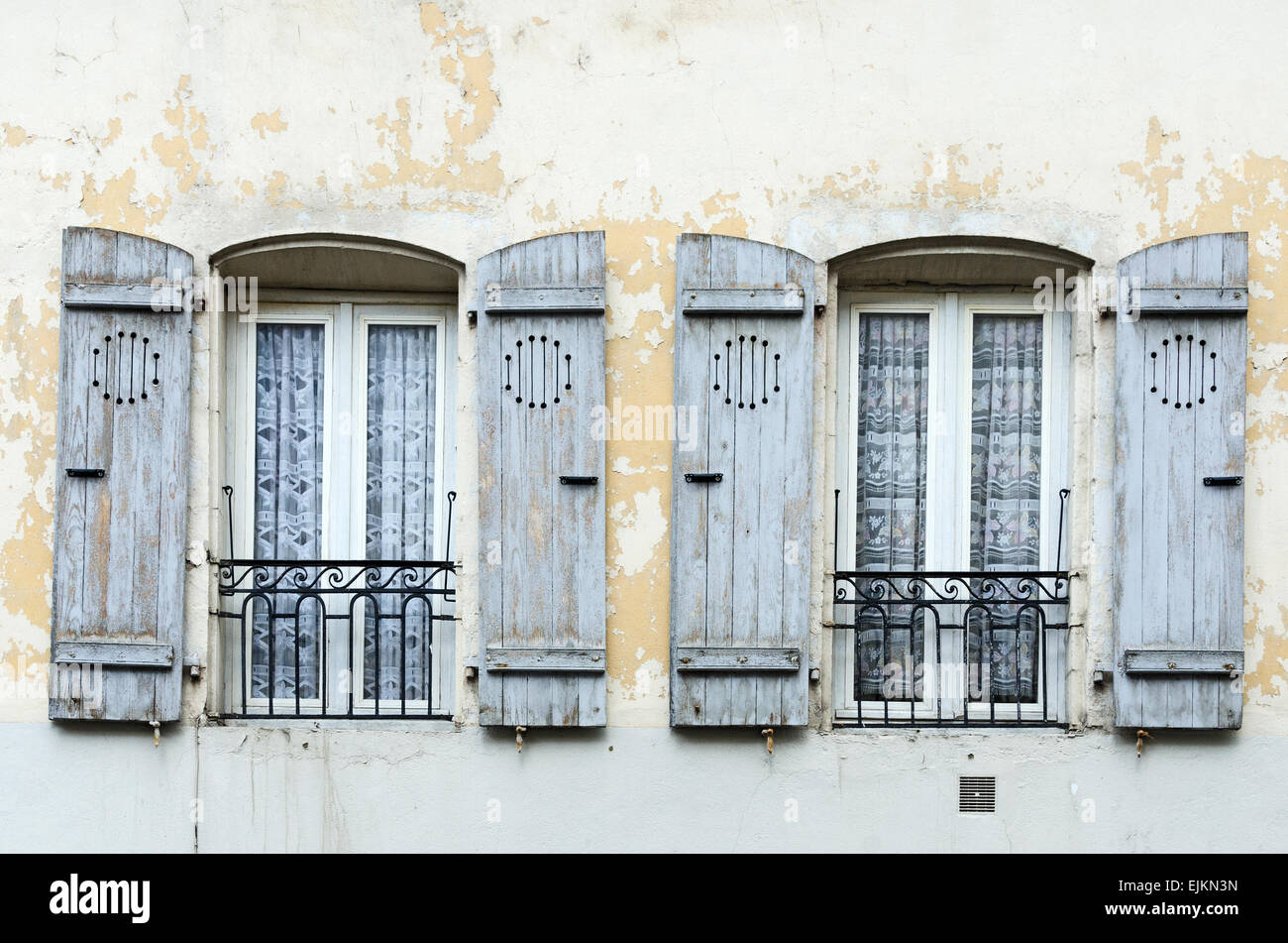 Écaille de peinture bleu ardoise de volets en bois sur un vieux bâtiment à Chagny, Bourgogne, France. Banque D'Images