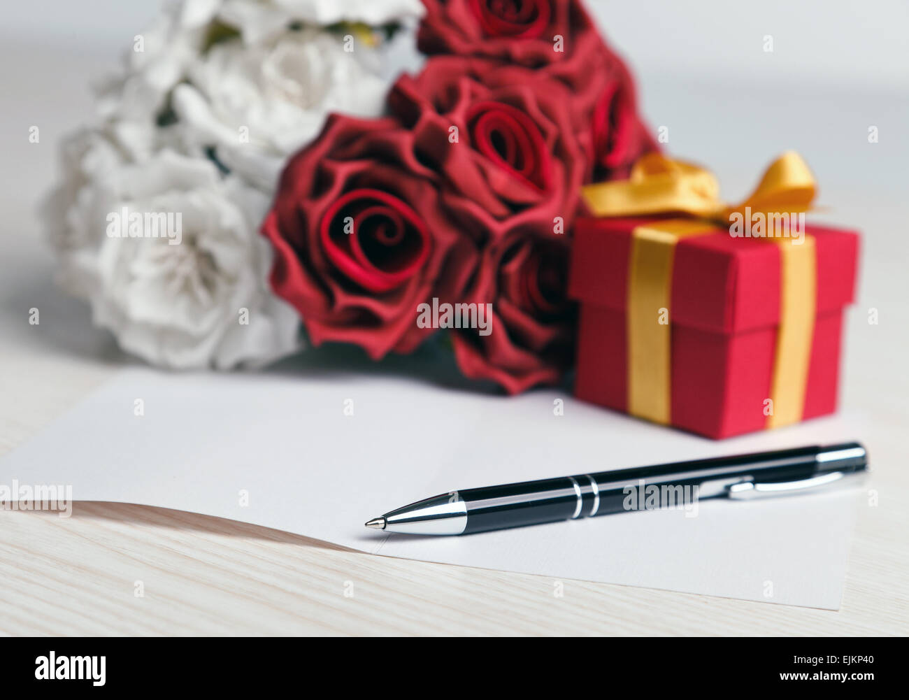 Carte vierge de voeux avec des fleurs et de cadeaux Banque D'Images