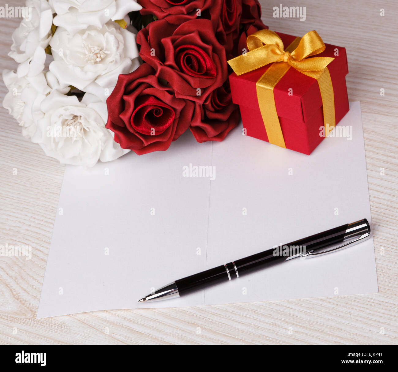 Carte vierge de voeux avec des fleurs et de cadeaux Banque D'Images