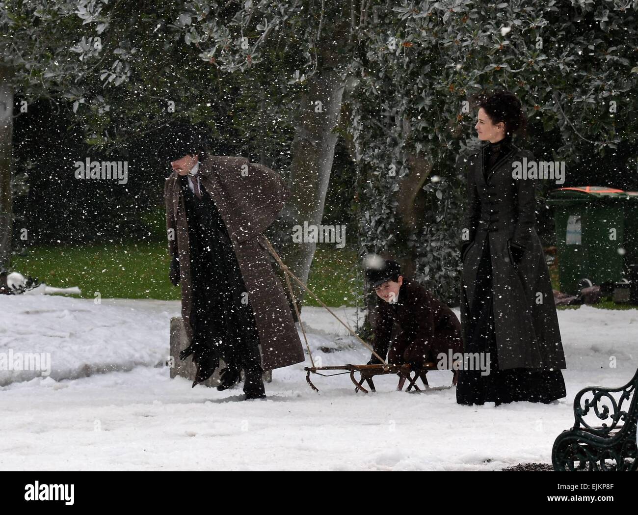 Le tournage des scènes sur l'ensemble de 'Penny Dreadful' sur emplacement dans Iveagh Gardens où un pays merveilleux de l'hiver a été créé avec neige artificielle et à écran bleu d' origines : Eva Green Où : Dublin, Irlande Quand : 23 mai 2014 Banque D'Images