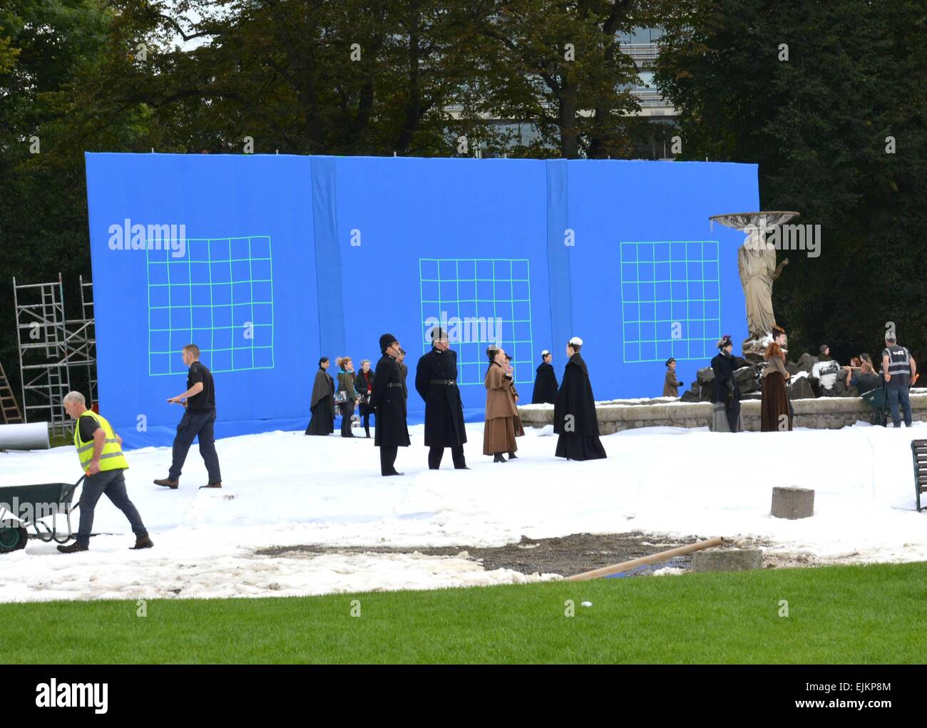 Le tournage des scènes sur l'ensemble de 'Penny Dreadful' sur emplacement dans Iveagh Gardens où un pays merveilleux de l'hiver a été créé avec neige artificielle et à écran bleu d' origines : Penny Dreadful jeu hiver,Iveagh Gardens où : Dublin, Irlande Quand : 23 mai 2014 Banque D'Images