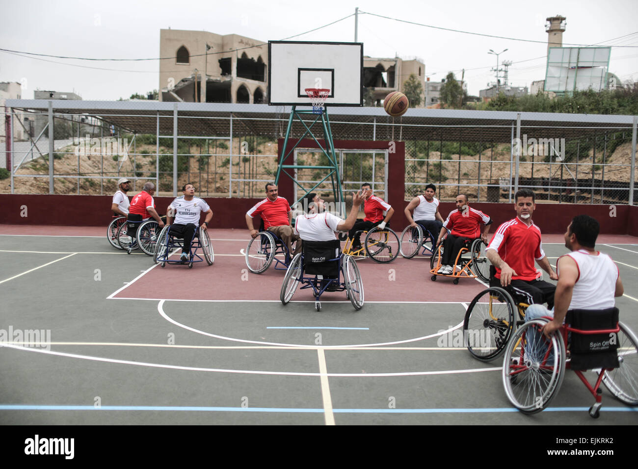 La bande de Gaza. Mar 28, 2015. Mobilité palestiniens jouer au basket-ball dans la ville de Gaza le 28 mars 2015. Certains des joueurs handicapés ont été blessés au cours de la frappe aérienne israélienne en 2012 et la bande de Gaza en conflit en juillet et août derniers. Credit : Wissam Nassar/Xinhua/Alamy Live News Banque D'Images