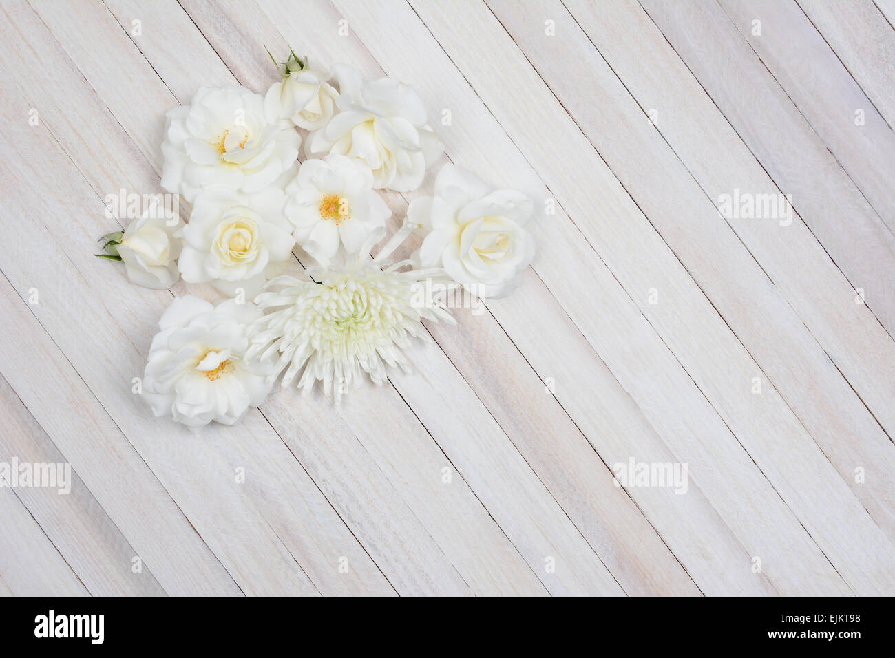 Passage tiré d'un groupe de fleurs blanches sur une table en bois blanc. Format horizontal avec l'exemplaire de l'espace. Banque D'Images