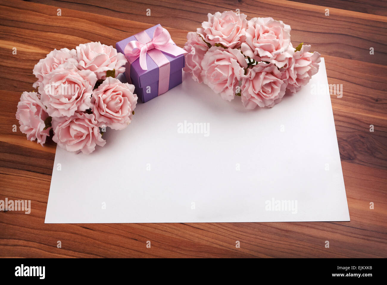 Carte vierge de vœux avec des roses et de cadeaux Banque D'Images