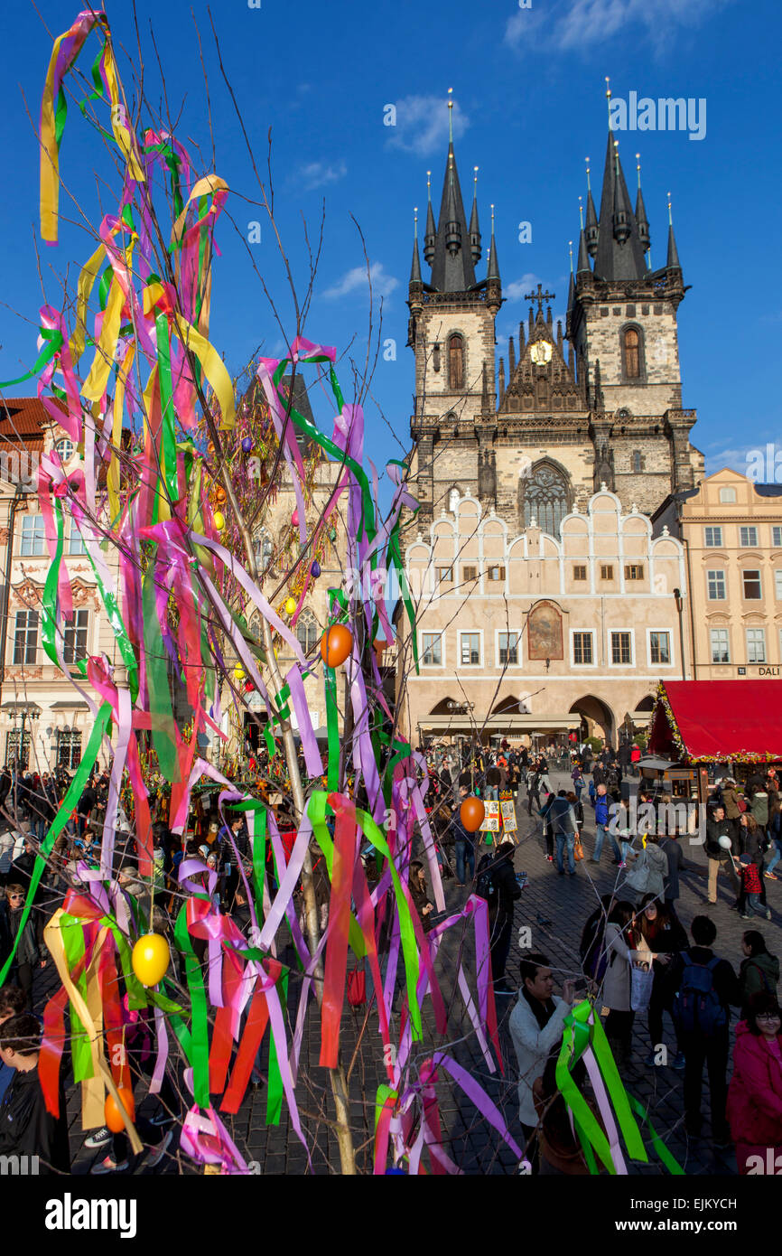 Décorée dans un arbre, Pâques, traditions, fêtes, place de la Vieille Ville Prague République Tchèque Banque D'Images