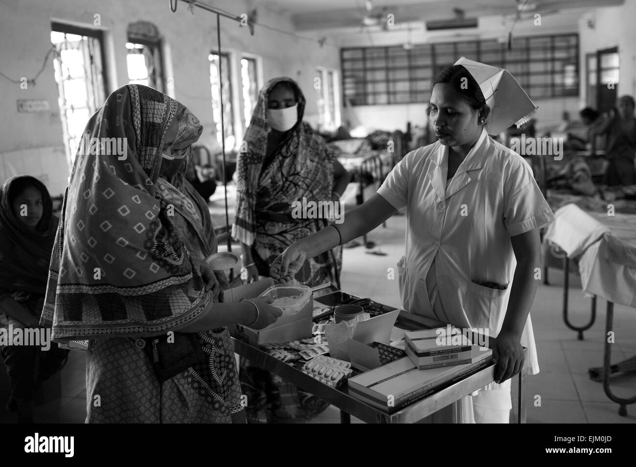 24 mars 2015 - les patients atteints de tuberculose reçoivent leurs médicaments tous les jours à l'Institut national des maladies de la poitrine et de l'hôpital sur la Journée mondiale de la tuberculose dans la région de Dhaka, Bangladesh, le mardi 24 mars, 2015. La tuberculose (TB) est un problème de santé publique dans le monde. L'incident de la tuberculose est beaucoup plus élevée dans les pays comme le Bangladesh. Le pays se classe sixième parmi les 22 pays les plus touchés par la tuberculose dans le monde. L'Organisation mondiale de la santé estime qu'environ 570000 personnes sont actuellement atteintes de tuberculose au Bangladesh. Chaque année, plus de 300 000 personnes développent la tuberculose et 66 000 TB-rela Banque D'Images