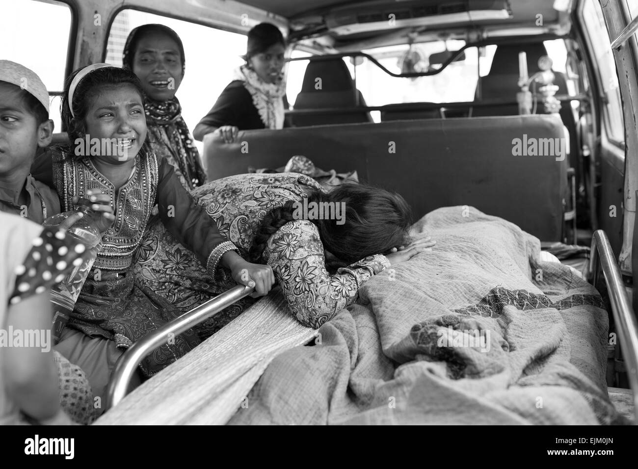 24 mars 2015 - Des membres de la famille reçoivent des corps mort d'Saidul (35) qui a souffert de la tuberculose depuis deux ans à l'Institut national des maladies de la poitrine et de l'hôpital sur la Journée mondiale de la tuberculose dans la région de Dhaka, Bangladesh, le mardi 24 mars, 2015. La tuberculose (TB) est un problème de santé publique dans le monde. L'incident de la tuberculose est beaucoup plus élevée dans les pays comme le Bangladesh. Le pays se classe sixième parmi les 22 pays les plus touchés par la tuberculose dans le monde. L'Organisation mondiale de la santé estime qu'environ 570000 personnes sont actuellement atteintes de tuberculose au Bangladesh. Chaque année, plus de 30 Banque D'Images